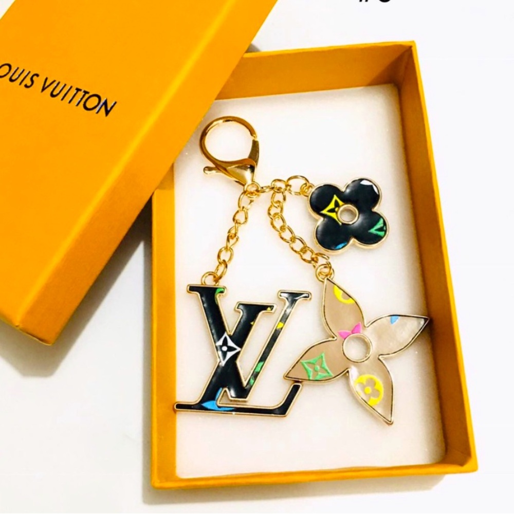 One Keychain with box new novelty FASHION LV Louis Vuitton